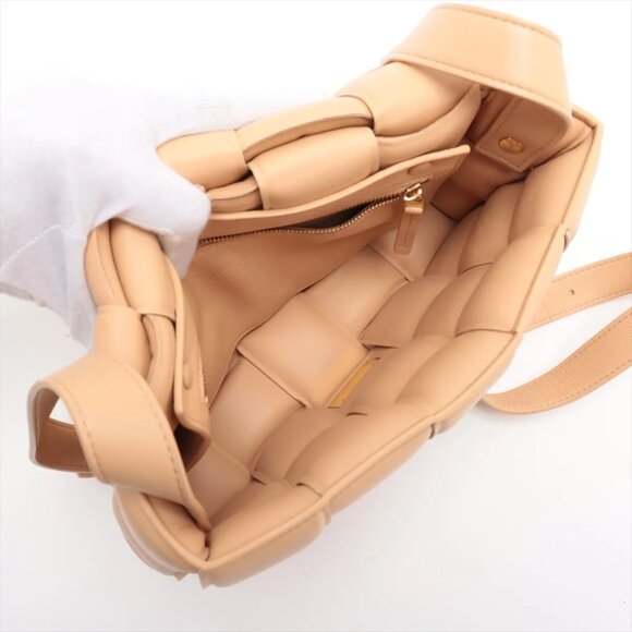 Bottega Veneta Maxi Intrecciato padded cassette Leather Shoulder bag Beige - Picture 6 of 9